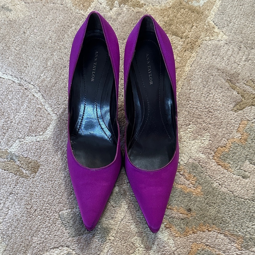Fabulous vintage Ann Taylor pumps size 8.5 leather Magenta satin upper